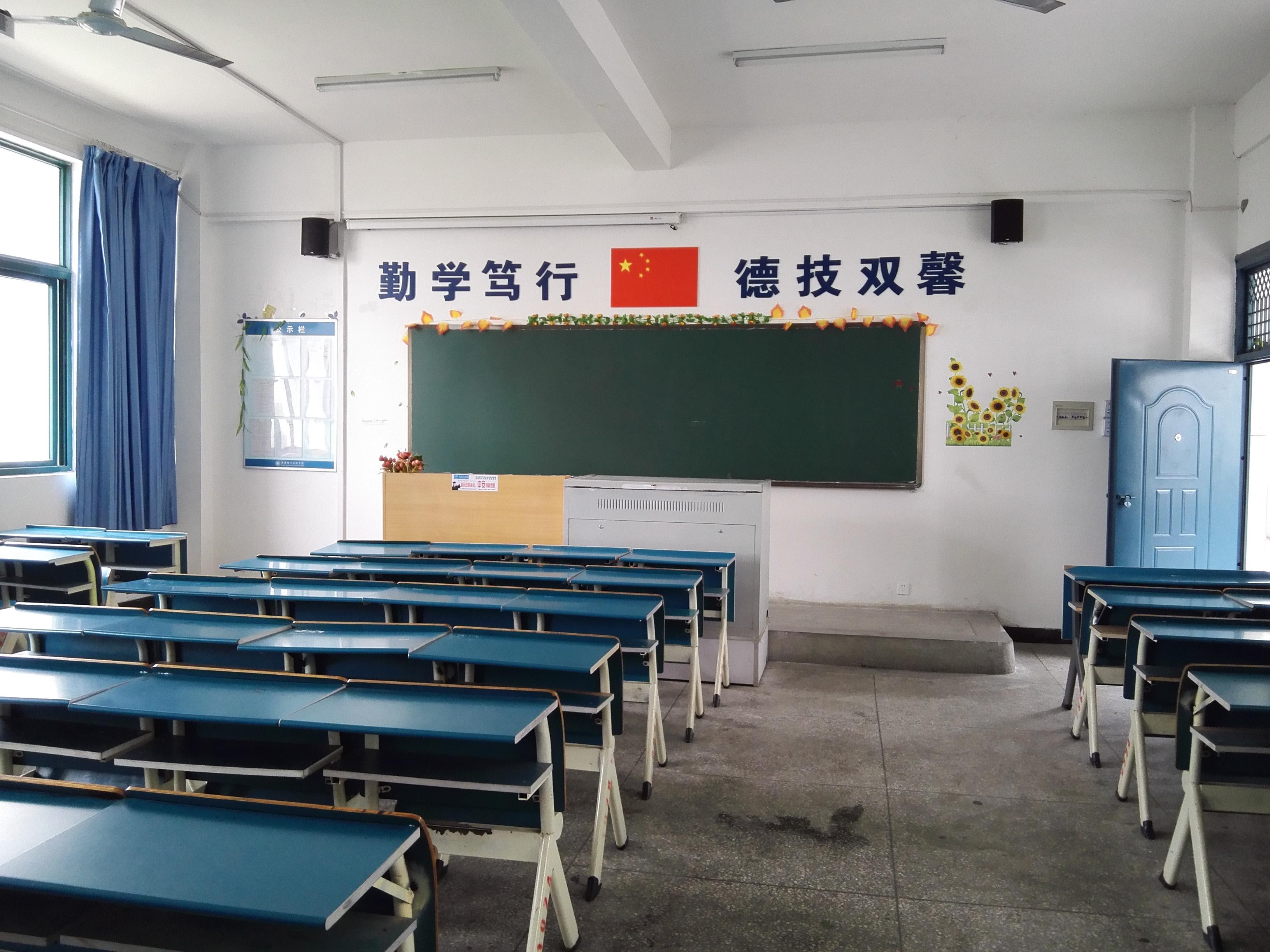 我系举办“劳动最光荣”教室卫生大检查 我系举办“劳动最光荣”教室卫生大检查